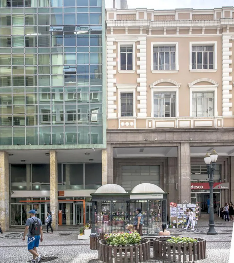 Em meio a prédios ecléticos e modernistas, as galerias do Plano Agache (plano urbanístico do francês Alfredo Agache) da década de 1940. O conceito urbanista do século 19 começou em Paris e deu origem aos shoppings centers. A construção (à direita) já abrigou o Banco de Londres