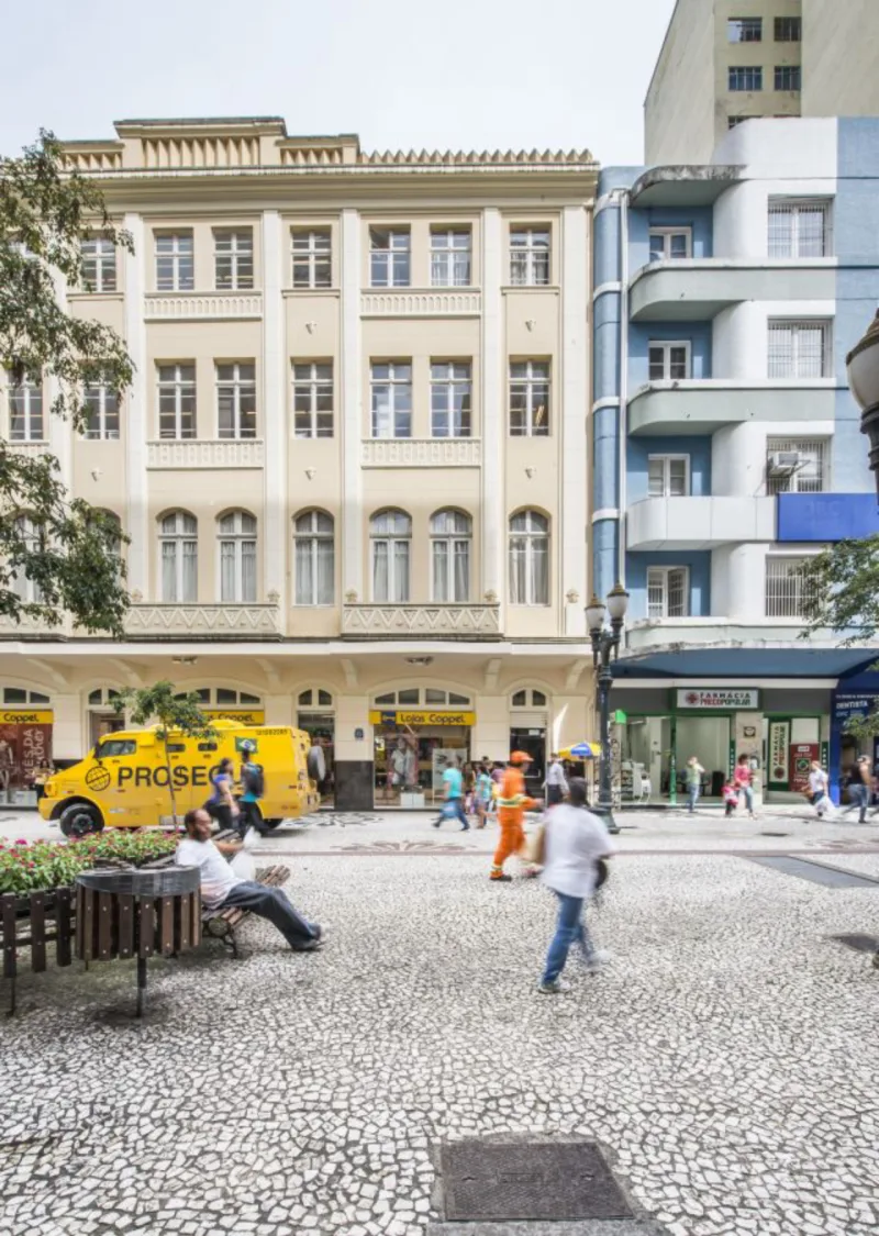 A construção já abrigou o Grande Hotel Moderno, inaugurado em 1913 como bar em estilo inglês. Nesse caso, a fachada art déco – primeiro movimento modernista da arquitetura - foi reformada. O restauro não foi possível por falta de informações suficientes dos materiais utilizados na época de sua construção. “Os ornamentos sequenciais lembram o movimento de uma máquina. É o modernismo chegando com poucos adornos”, afirma o professor da Universidade Federal do Paraná (UFPR), Key Imaguire Júnior
