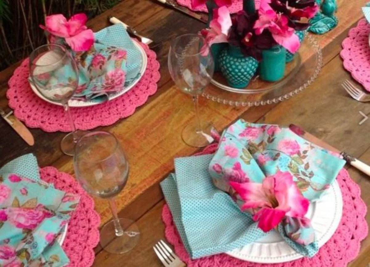 Crochê na mesa deixa a decoração mais homemade. Crédito: Pinterest