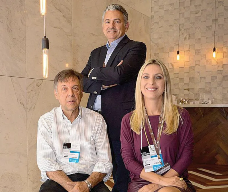 Os diretores da Michelangelo Mármores, Paulo Cézar Fleishfresser, Priscila Fleishfresser Affonso da Costa e Edson Menini (em pé)