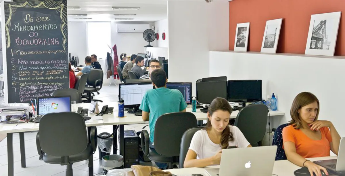 Os escritórios compartilhados deixaram de ser ponto de passagem e se transformaram em pontos de permanência. Foto: Mel Gabardo / Gazeta do Povo