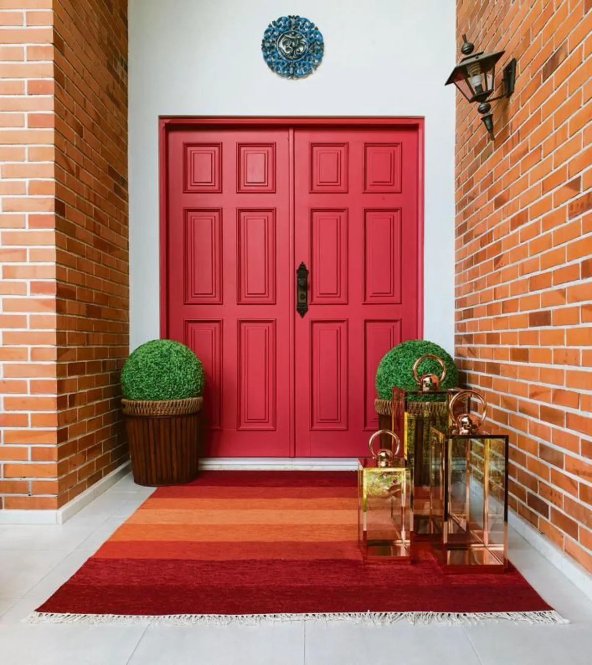 Porta reformada pela Bernacki Arquitetura destaca estilo clássico da peça