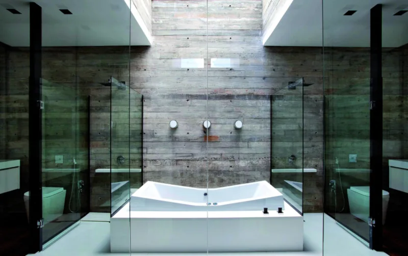 O material é aplicado ao lado do vidro em banheiro de linhas supercontemporâneas criado por Marcos Bertoldi. Foto: Acervo Slomp & Busarello Arquitetos