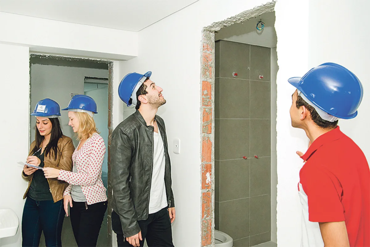 PUCPR: A turma do cursos de Arquitetura da PUCPR tem um motivo a mais para estar ansiosa com o início das obras. Eles têm um parceiro próprio: o designer Caio Moraes, que fará um graffiti em algumas das paredes do apartamento 524, de 28,3 m² . O trabalho autoral começará logo após a colocação do piso e da pintura do imóvel, que tem como tema “O músico”. Mas em termos de execução, explica o estudante Giulliano Zago, eles estão despreocupados, pois o projeto foi pensado para que seja simples e ráp
