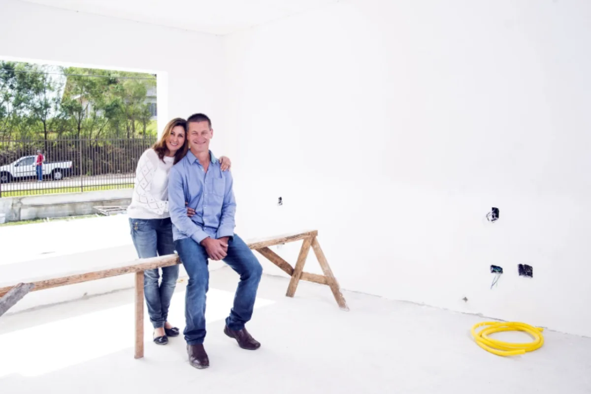 João e Verônica Grochoki conferem de perto a construção da suíte inspirada em um projeto de Carolina e Denise Leal Ribas (no detalhe)