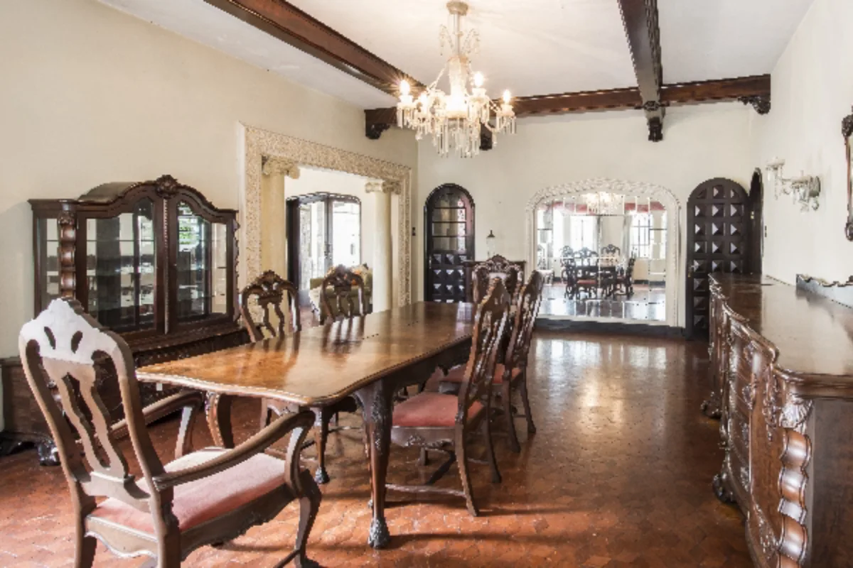 A sala de jantar continua com a maioria dos móveis que serão restaurados e reaproveitados pelo Centro Europeu. Destaque para cristaleira e aparador talhados à mão