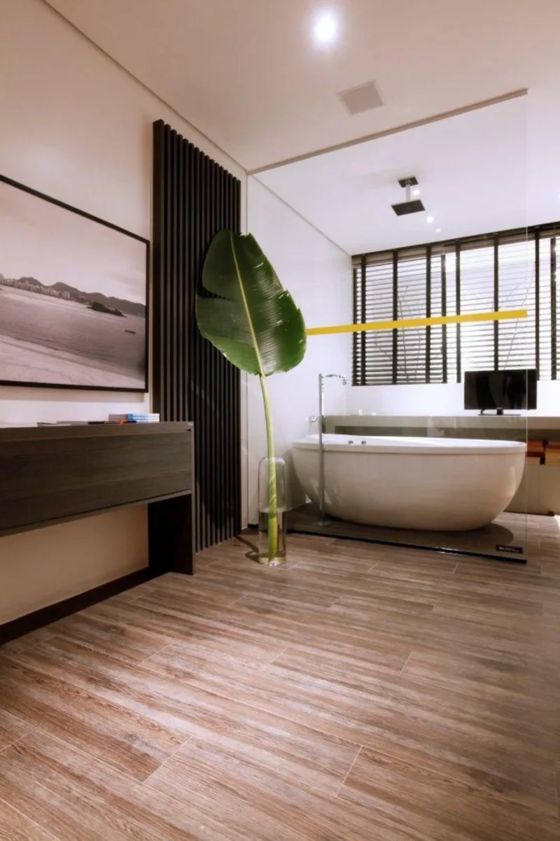 Vinil: Parece piso de madeira, mas é o vinil Aquaclic. Na Impermix, R$ 180/m² colocado
