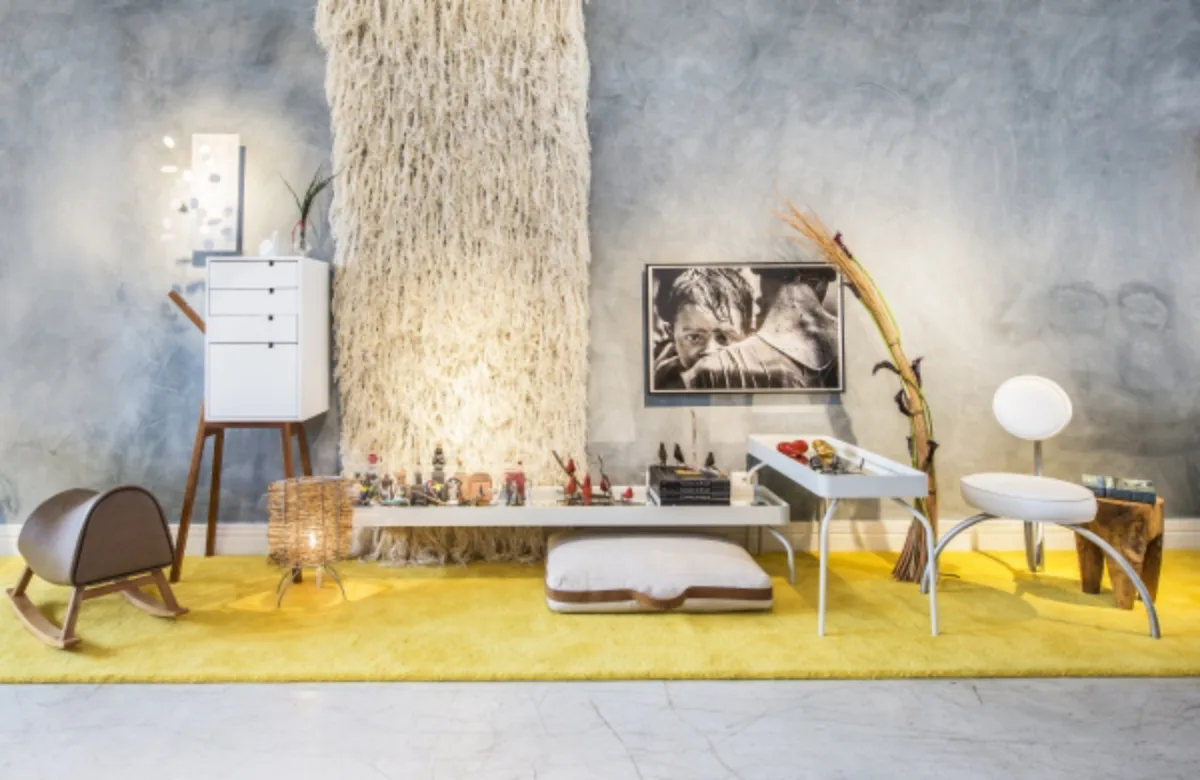 Na ambientação de André Largura e Giovana Kimak , a foto de Orlando Azevedo para a Galeria Zilda Fraletti cria grande impacto visual. No mobiliário e objetos, a luminária Bambu e a cadeira branca dos Irmãos Campana (acervo) e mesas de centro do Estúdio Bola, poltrona Sela e almofada Carregue-me da Benita, armário Embalo de Flavia Pagotti e banco madeira Flinsto Wood da Kare Design, tudo da Inove Galeria