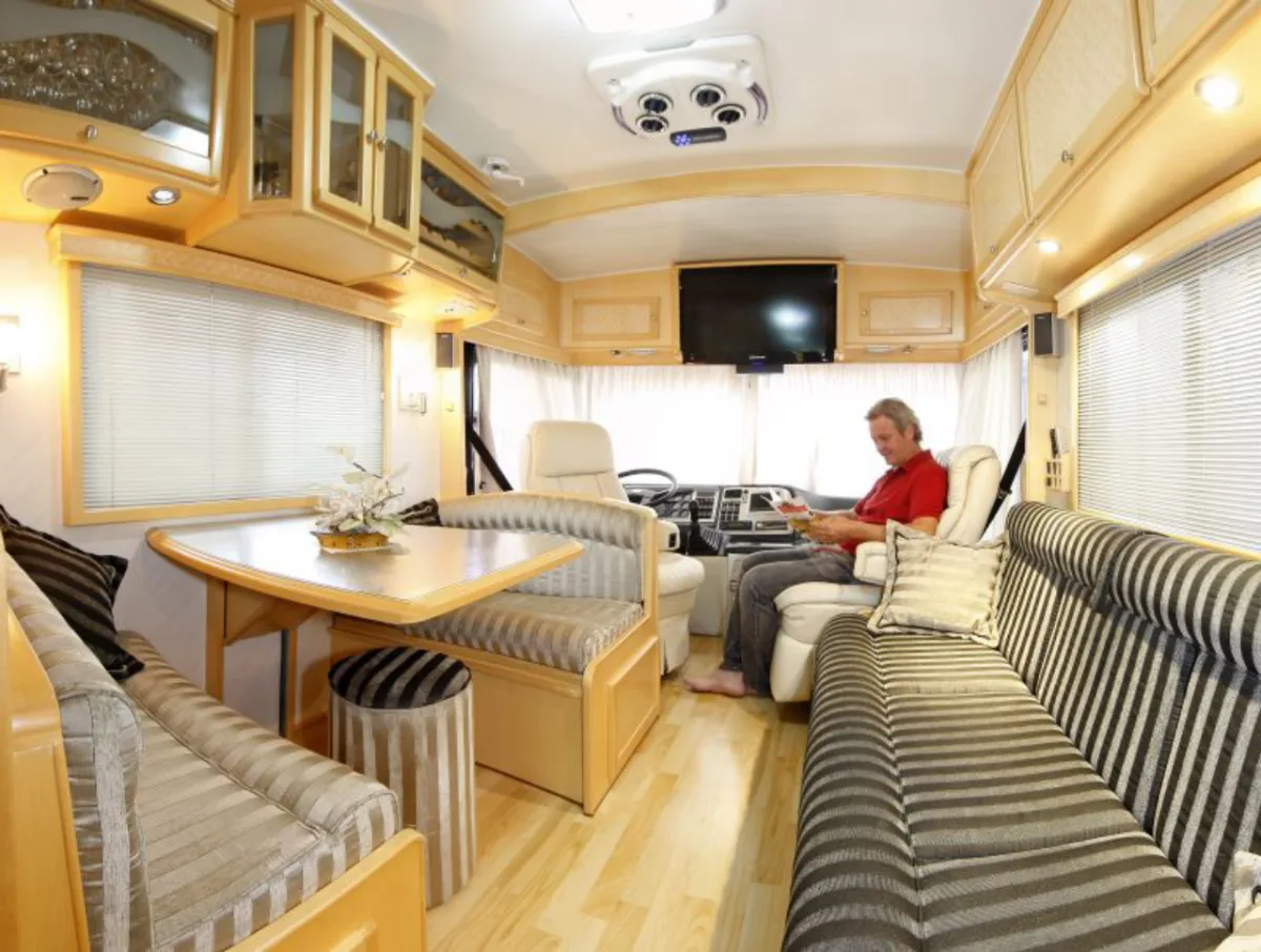 Alberto Prochmann em seu motorhome para seis pessoas