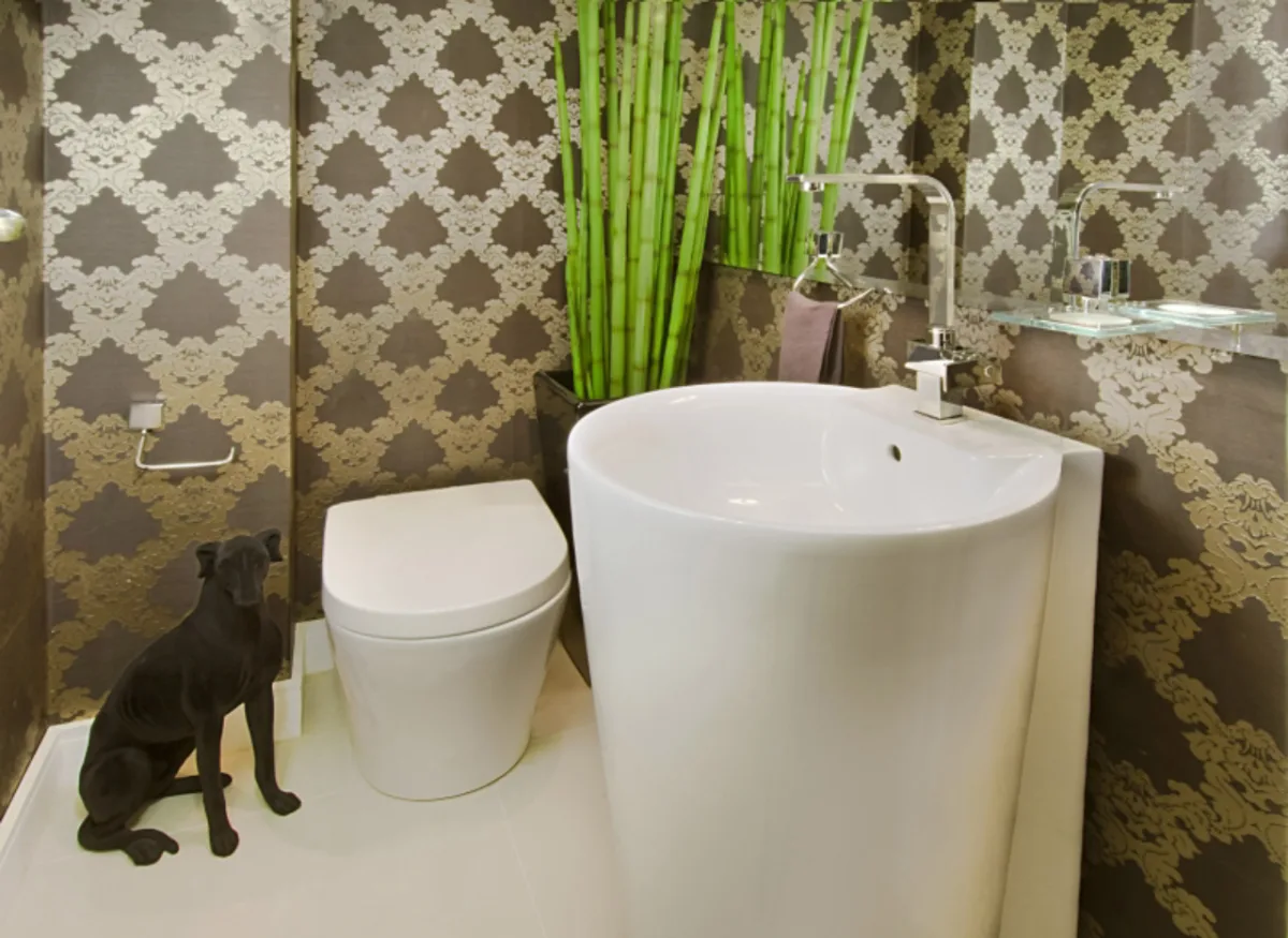3,5 m²: A combinação proposta por Fabianne Domingos prova de que é possível usar cores escuras mesmo num lavabo pequeno. O resultado é um espaço elegante e aconchegante, com toque contemporâneo por conta das louças Vesi e metais Lorenzetti. O detalhe divertido é a escultura de cachorro