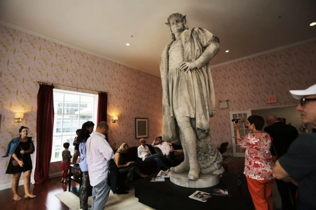 A estátua de Cristóvão Colombo em meio a uma sala de estar, construída pelo artista japonês Tatzu Nishi, em Nova York