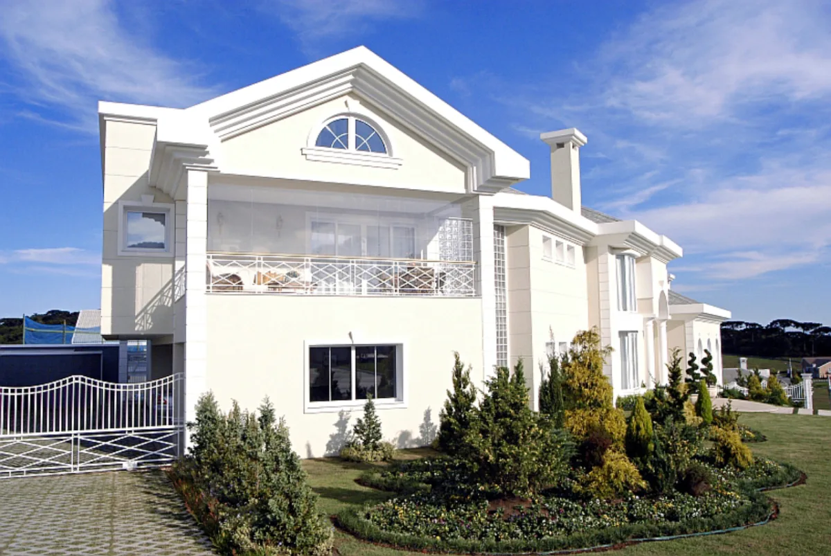 A casa da paisagista e decoradora Elenice Knick tem inúmeras coníferas, amores perfeitos, estrelícias e lavandas. O paisagismo combina com o estilo neoclássico da residência