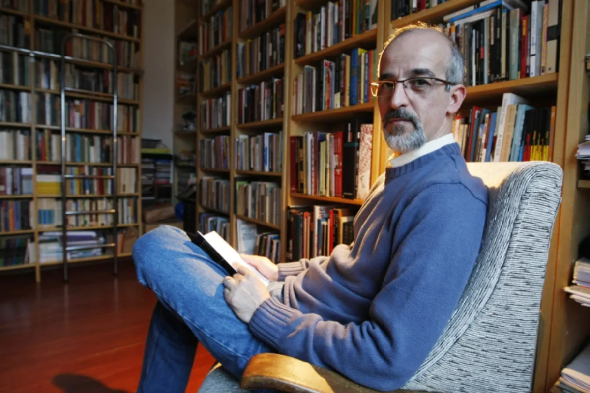 Das estantes presenteadas pelos sogros à poltrona herdada do pai, as leituras de Flávio Stein têm história