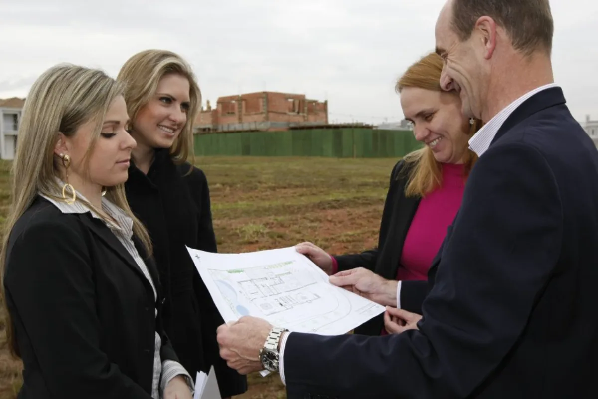 Júlio Maciel e sua esposa acertam os detalhes do projeto da casa com as arquitetas Letícia Feres (à frente) e Viviane Loyola