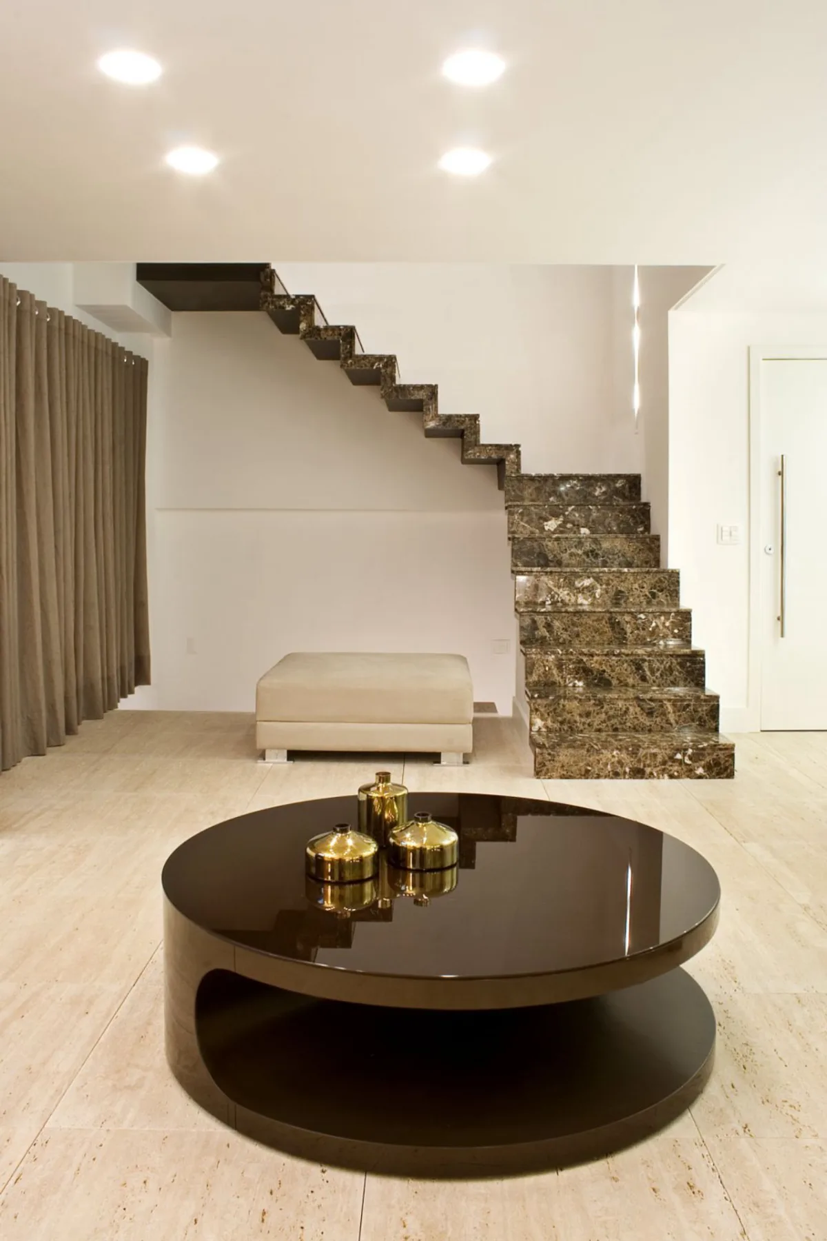 Projeto moderno da arquiteta Daniela Barranco Omairi une dois tipos de pedras, uma no piso, outra na escada. O contraste é o principal aspecto