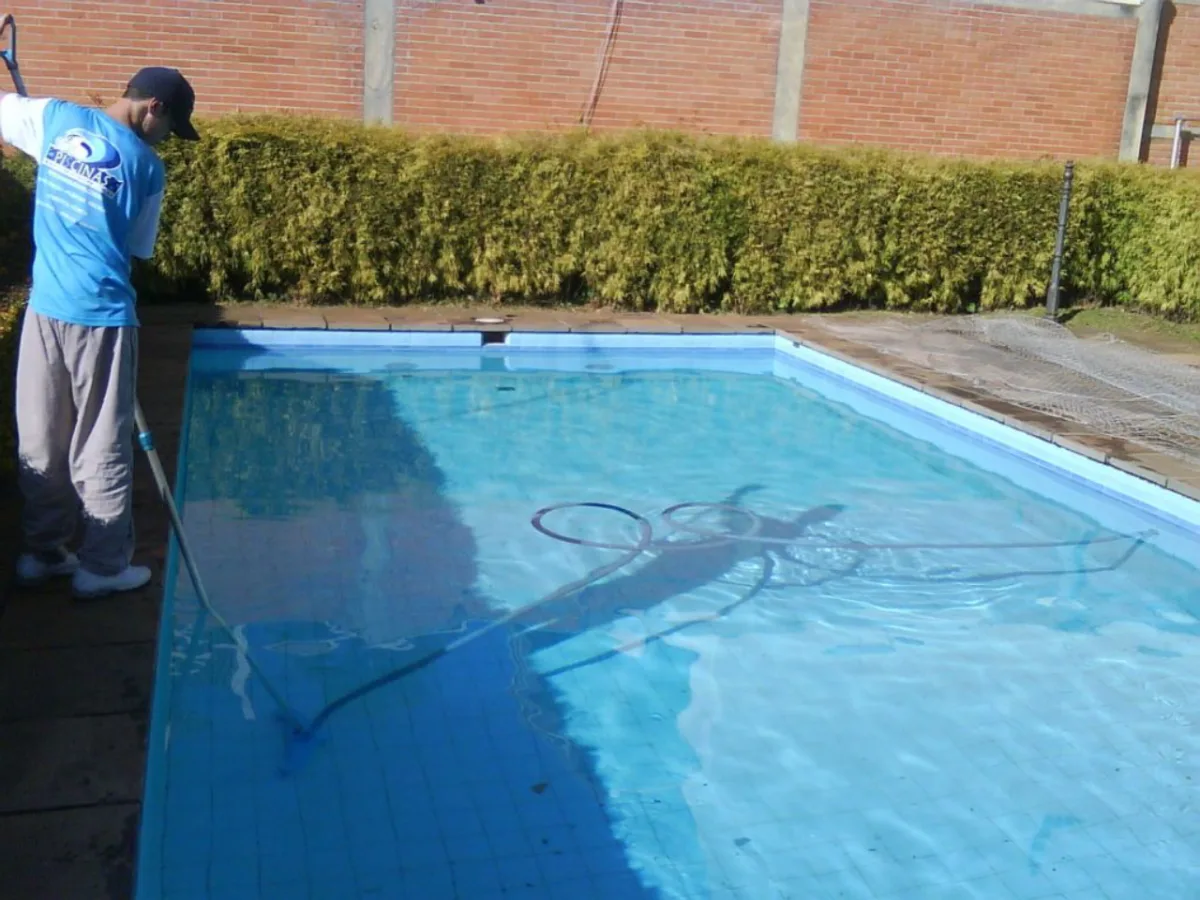 Mesmo quem usa clorador e capa para a piscina, deve aspirá-la antes de usar porque a sujeira fica no fundo