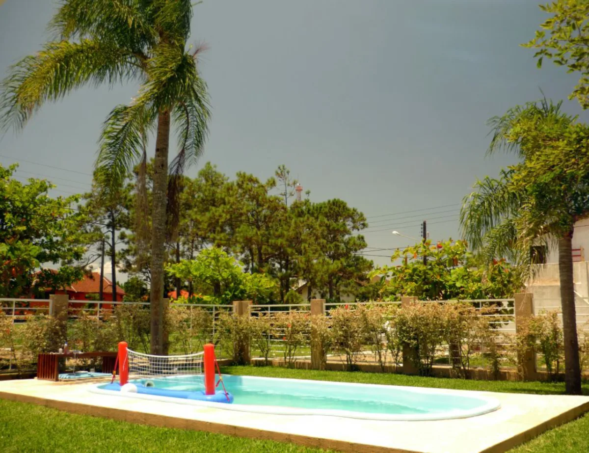 A piscina projetada pela arquiteta Ana Terra Graf é integrada ao jardim para que a família toda aproveite o espaço de lazer