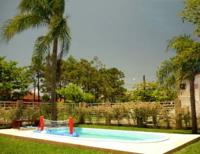 A piscina projetada pela arquiteta Ana Terra Graf é integrada ao jardim para que a família toda aproveite o espaço de lazer