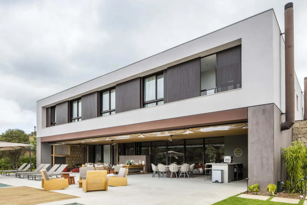 O projeto da casa de campo apresenta espaços de convívio coletivo, como piscina, espaço gourmet e até uma pequena parede de escalada.