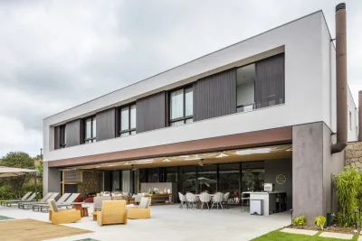 Casa de campo é transformada para trazer praticidade e integração de espaços aos moradores