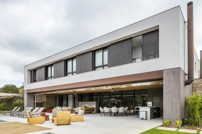Casa de campo é transformada para trazer praticidade e integração de espaços aos moradores