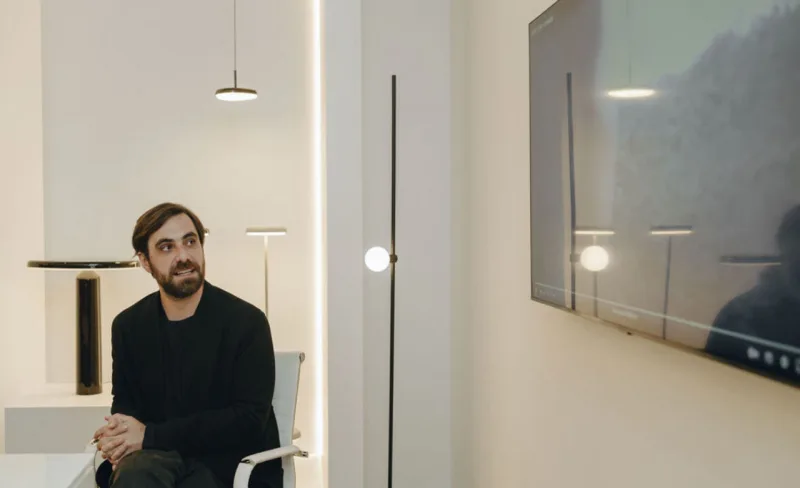 O designer Guilherme Wentz durante palestra de lançamento da coleção Fungi, na Alma Light, em Curitiba