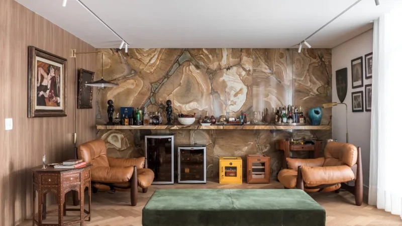 Toda área social do apartamento valoriza a iluminação natural, bem como a área da charutaria