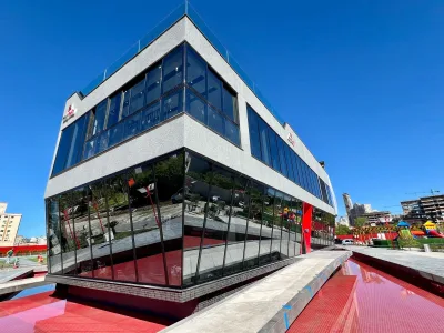 Central de Atendimento do empreendimento Oporto, com GuardianGlass.