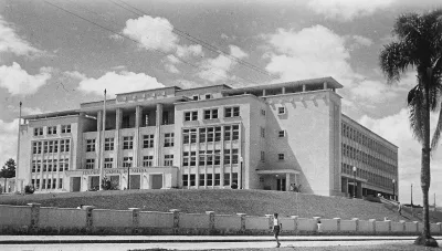 Colégio Estadual do Paraná, obra em que Enedina foi corresponsável.