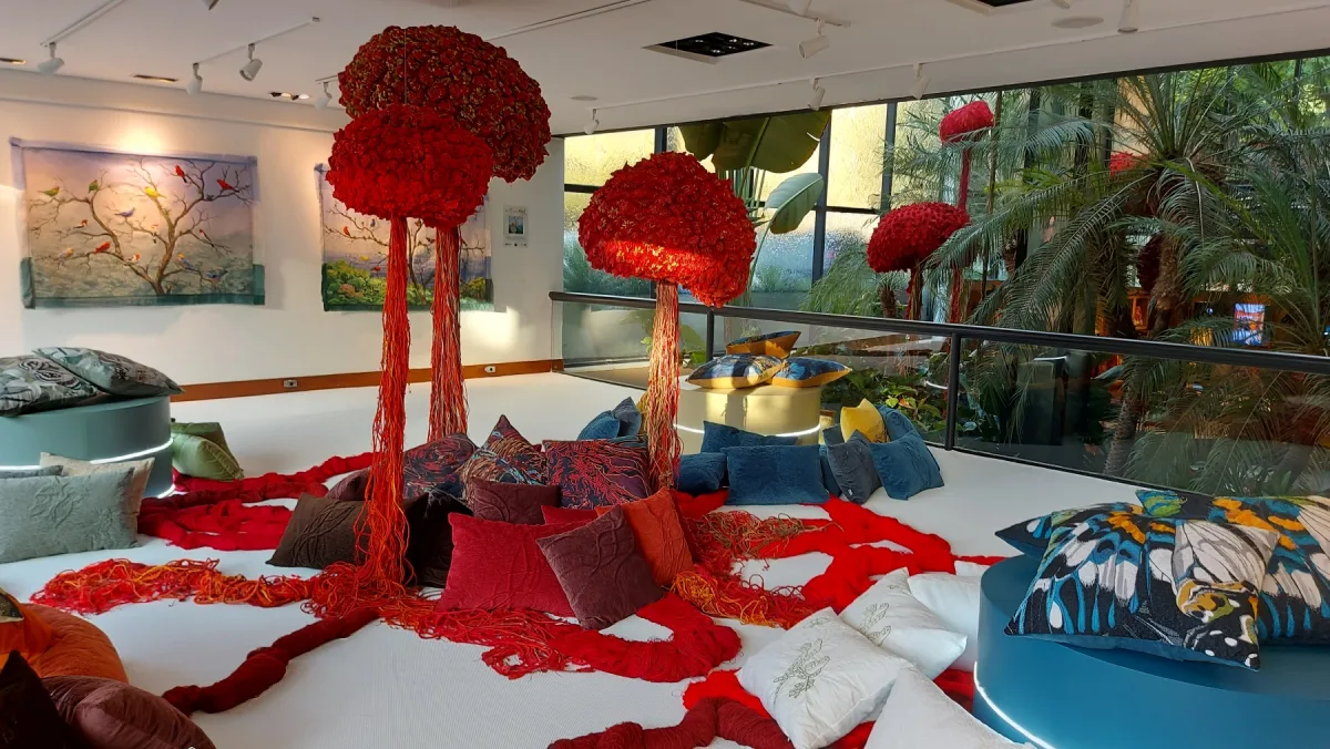 Na by Kamy, a exposição "Eko, a arte que transforma" traz 'árvores' vermelhas em alusão à distruição das florestas. As peças são bordadas por um grupo de mulheres de Cachoeira do Campo, sob curadoria da artista Elisa Lobo | Sharon Abdalla/HAUS