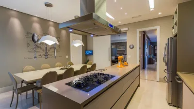 Conheça as diferenças entre as bancadas em ilha ou península e descubra qual a ideal para sua cozinha