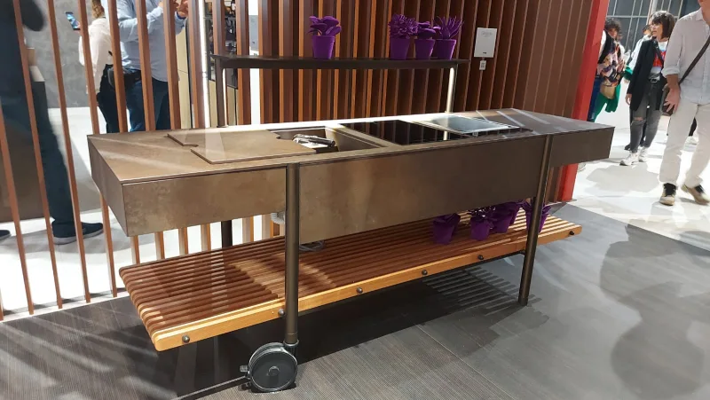 Primeira cozinha para área externa da Aran Cucine, a Girasole conta com pia, cooktop e área de trabalho, além de ser móvel | Sharon Abdalla