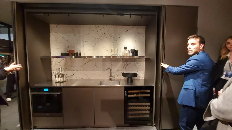 Compacta, a cozinha Box Life pode ser fechada e aberta com um simples clique | Sharon Abdalla