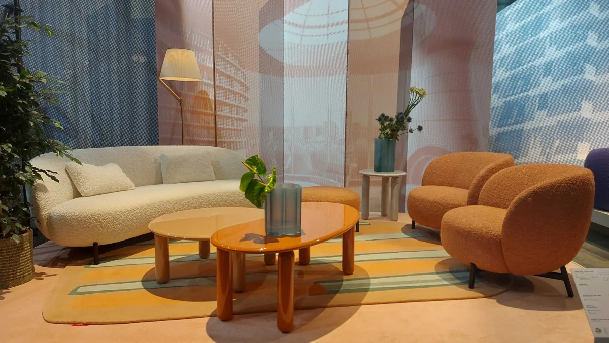Estar composto por sofá e poltronas da coleção Lunam e mesas da linha Undique, por Patricia Urquiola para Kartell