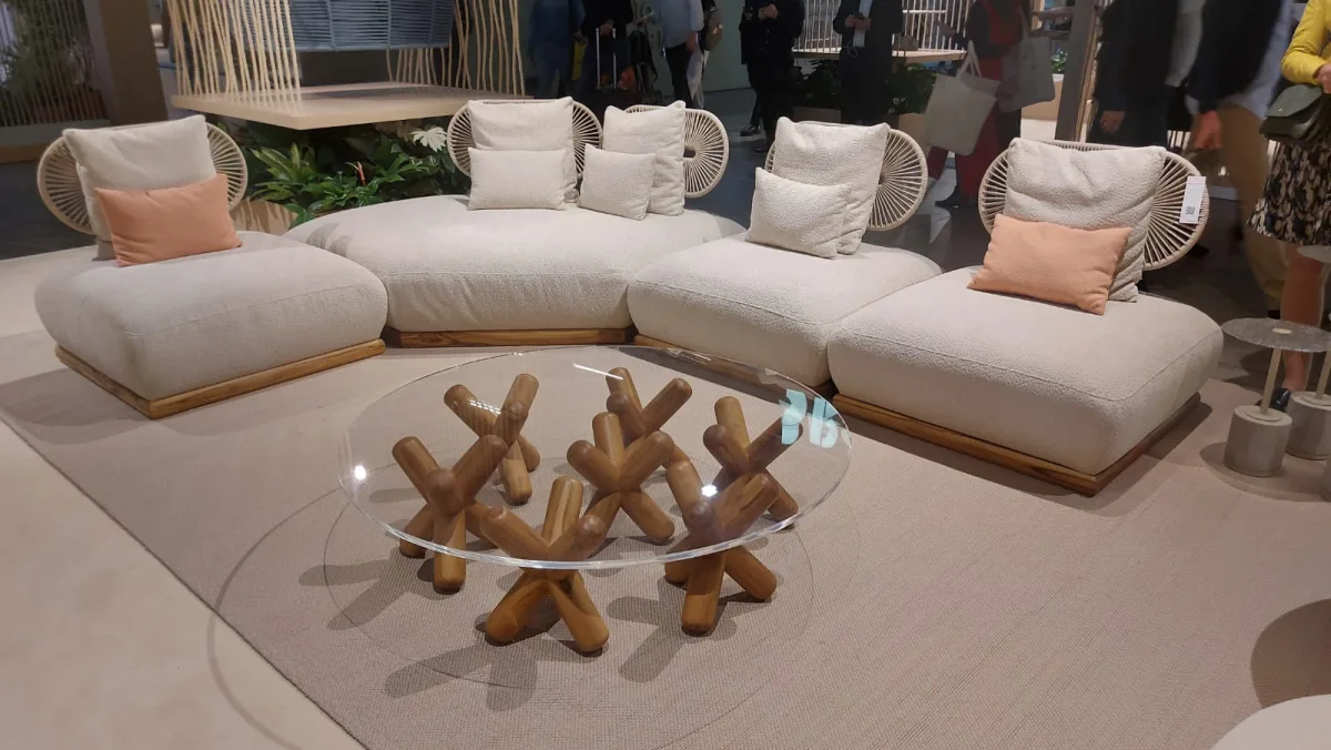 Jayme Bernardo estreia em Milão com o sofá modular Dolce far Niente e a mesa de centro Estela, para a Modale