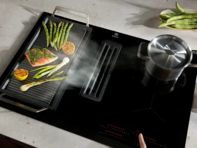 Electrolux apresenta cooktop de indução com coifa integrada para cozinhas com diferentes tamanhos e layouts