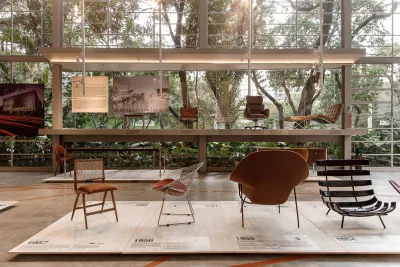 Exposição na Galeria Teo apresenta a história do design com mais de 150 peças icônicas