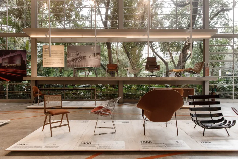 Exposição na Galeria Teo apresenta a história do design com mais de 150 peças icônicas