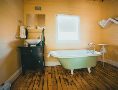 Banheiros decorados pequenos e modernos ganham charme com banheira vintage e toque de cor! Experimente essa combinação! Fonte Unsplash