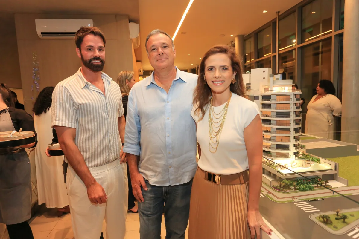 À direita, Silvia Soares, diretora de incorporação e novos negócios da Piemonte, com o arquiteto Jorge Elmor, responsável pelo projeto de interiores do Amíz, e o engenheiro Felipe Reichmann, que assina o paisagismo do empreendimento