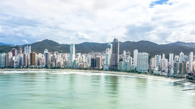 Entre as cidades brasileiras, Balneário Camboriú é a que tem o metro quadrado mais caro, com média acima dos R$ 20 mil.