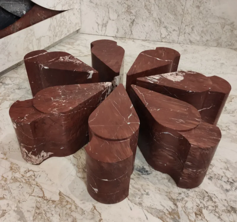 Peças em mármore maciço da Michelangelo, assinados pelos arquitetos Fernando Antonio Canalli e Natalia Canalli, em forma de pinhão, uma das formas essenciais do Paranismo, movimento homenageado pela marca.