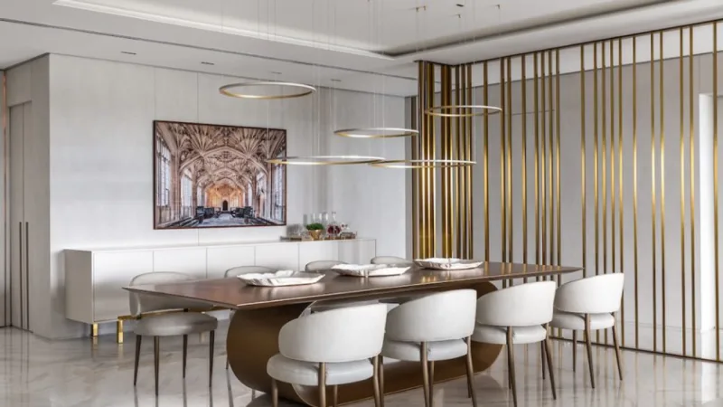 Projeto contemporâneo do novo decorado do Queen Victoria tem predomínio de branco e dourado, e linhas retas.