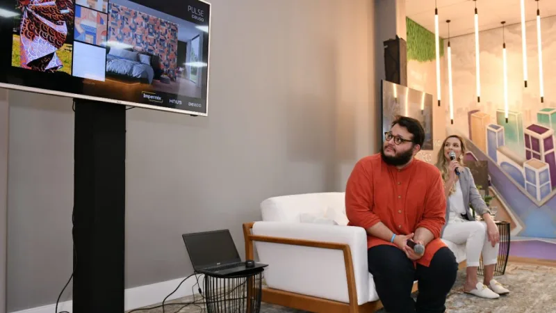 O editor de HAUS, Luan Galani, e a gerente de design de produtos do Grupo Dexco, Patrícia Zanivan.
