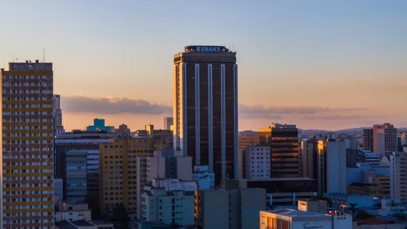 Visão da paisagem urbana central de Curitiba.