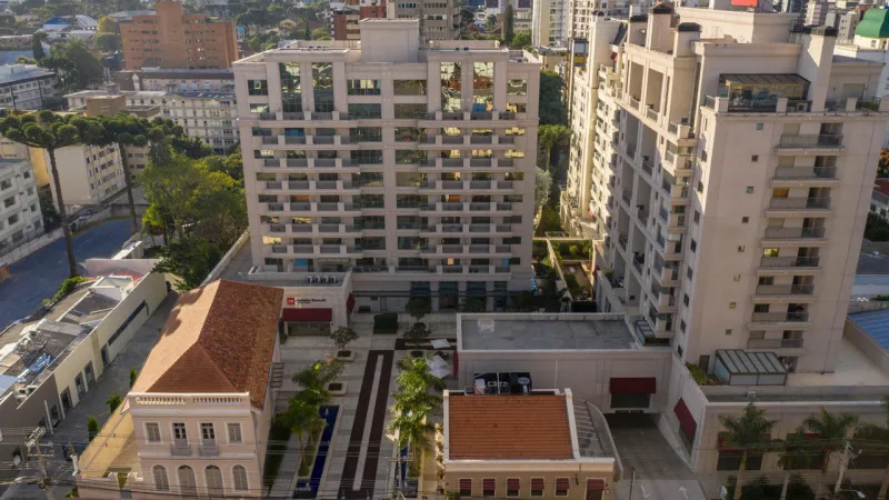 As duas torres do Batel 1550 próximas às edificações históricas que já estavam nos terrenos.