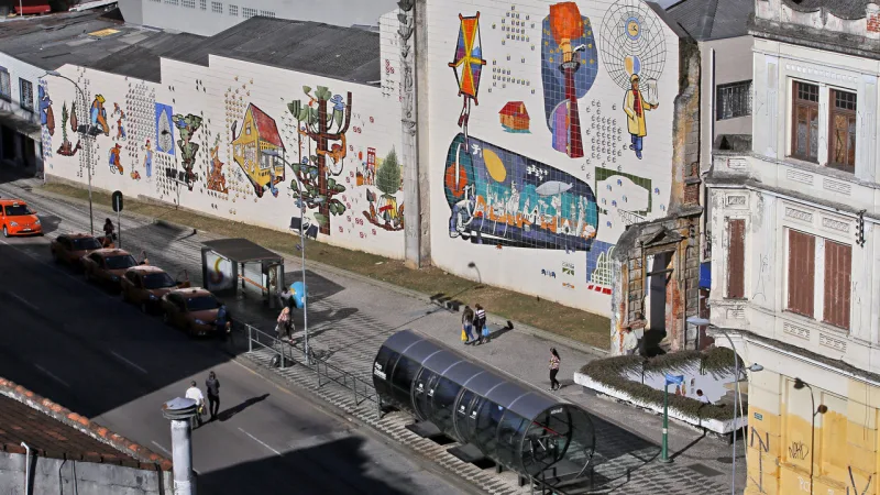 Um dos painéis mais conhecidos de Poty, no Largo da Ordem, em Curitiba.