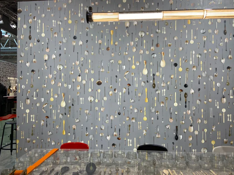 Parede de colheres da instalação Restaurant Spoon