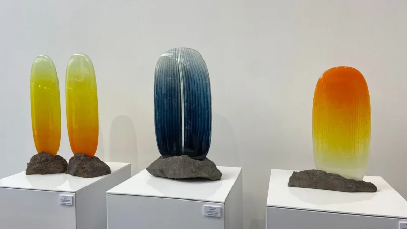 Peças de Jonathan Ausseresse, com formas curvas e brilhantes, em alusão às ondas do mar e da água.
