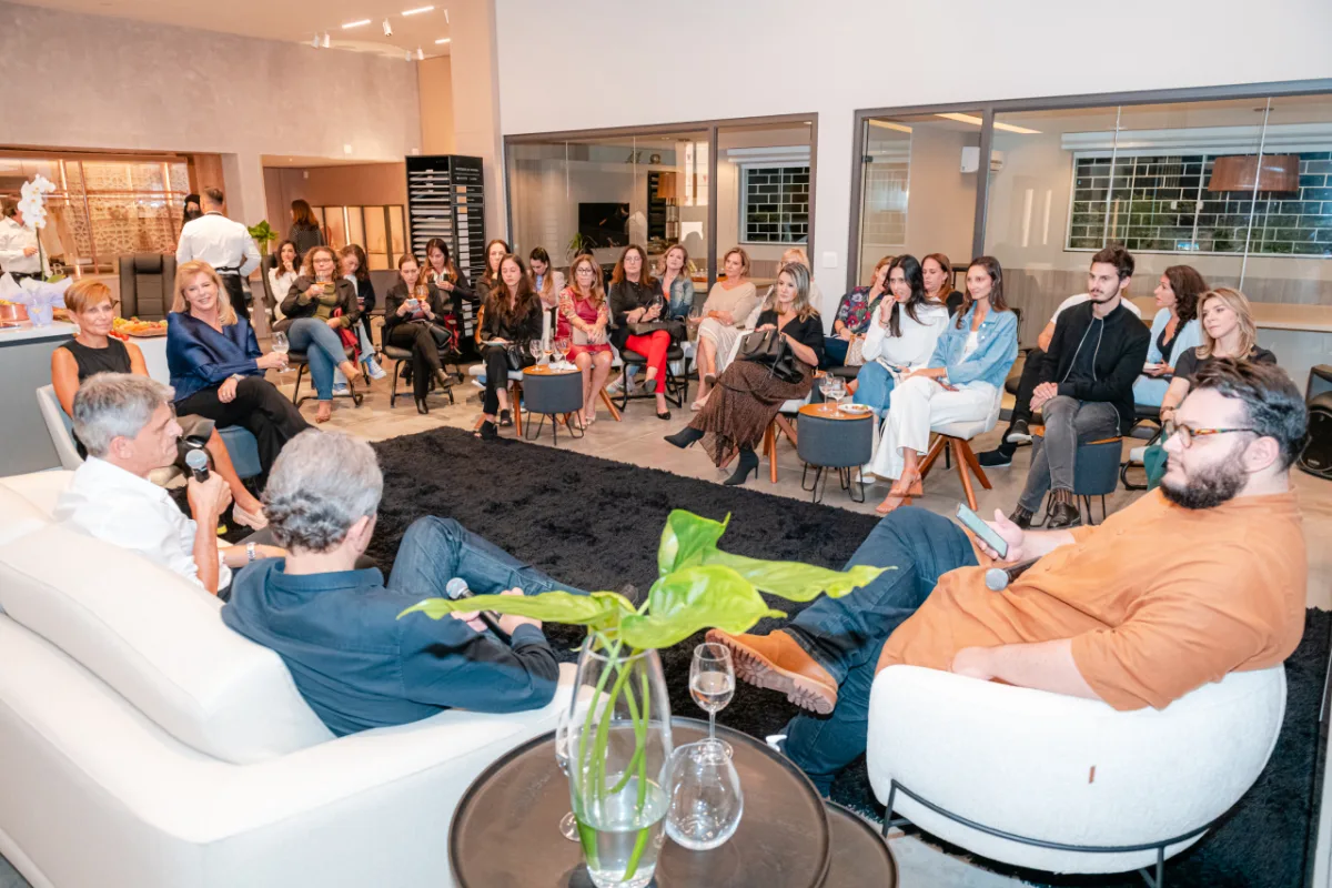 Imagem geral do evento Sofá de HAUS, mostrando participantes, moderados e ouvintes